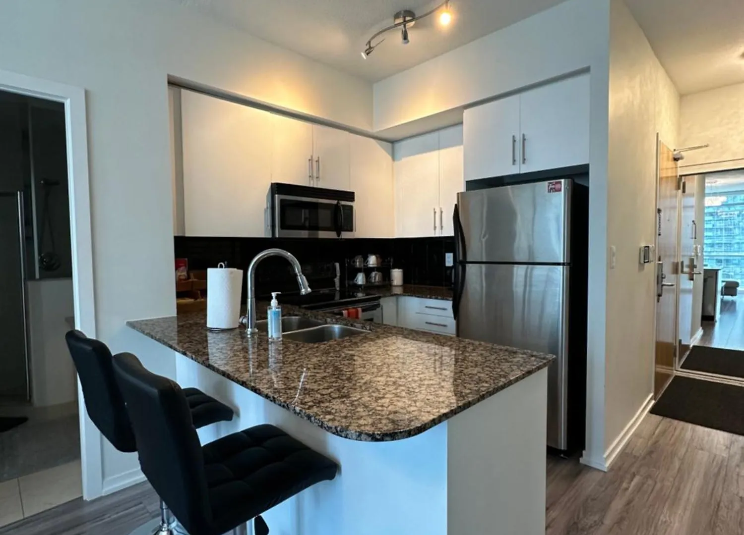 Newly Updated 2Br, 2Bath & Den In Downtown Toronto Beside Union Station & Scotia Bank Arena! Lägenhet