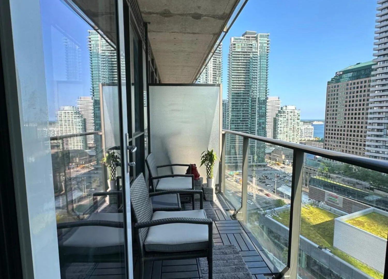 Newly Updated 3Br, 2Bath In Downtown Toronto Beside Union Station & Scotia Bank Arena! 0*,