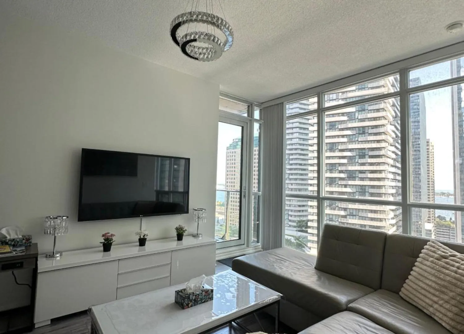 Lägenhet Newly Updated 2Br, 2Bath & Den In Downtown Toronto Beside Union Station & Scotia Bank Arena! Kanada