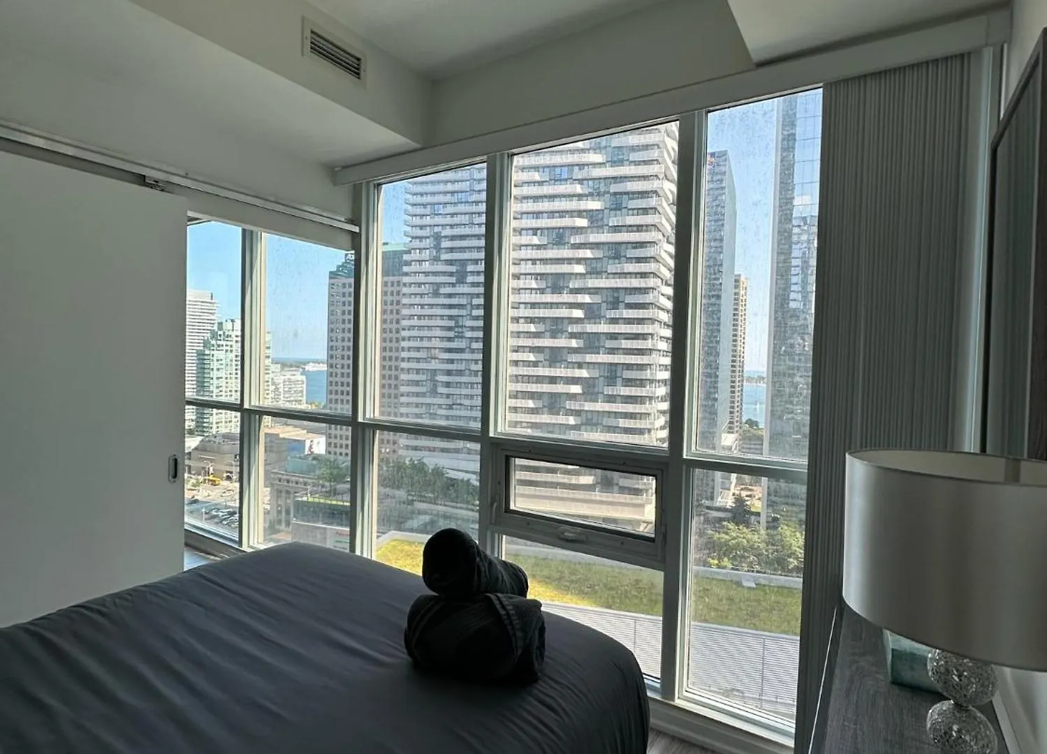 Newly Updated 2Br, 2Bath & Den In Downtown Toronto Beside Union Station & Scotia Bank Arena! Kanada