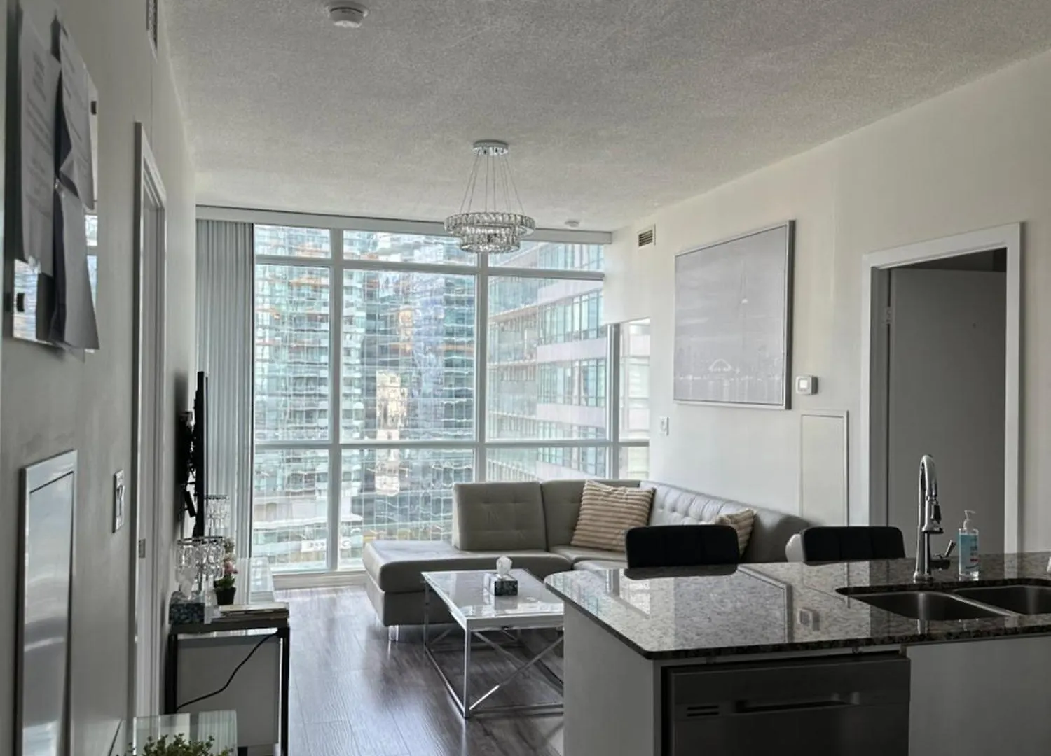 Newly Updated 2Br, 2Bath & Den In Downtown Toronto Beside Union Station & Scotia Bank Arena!