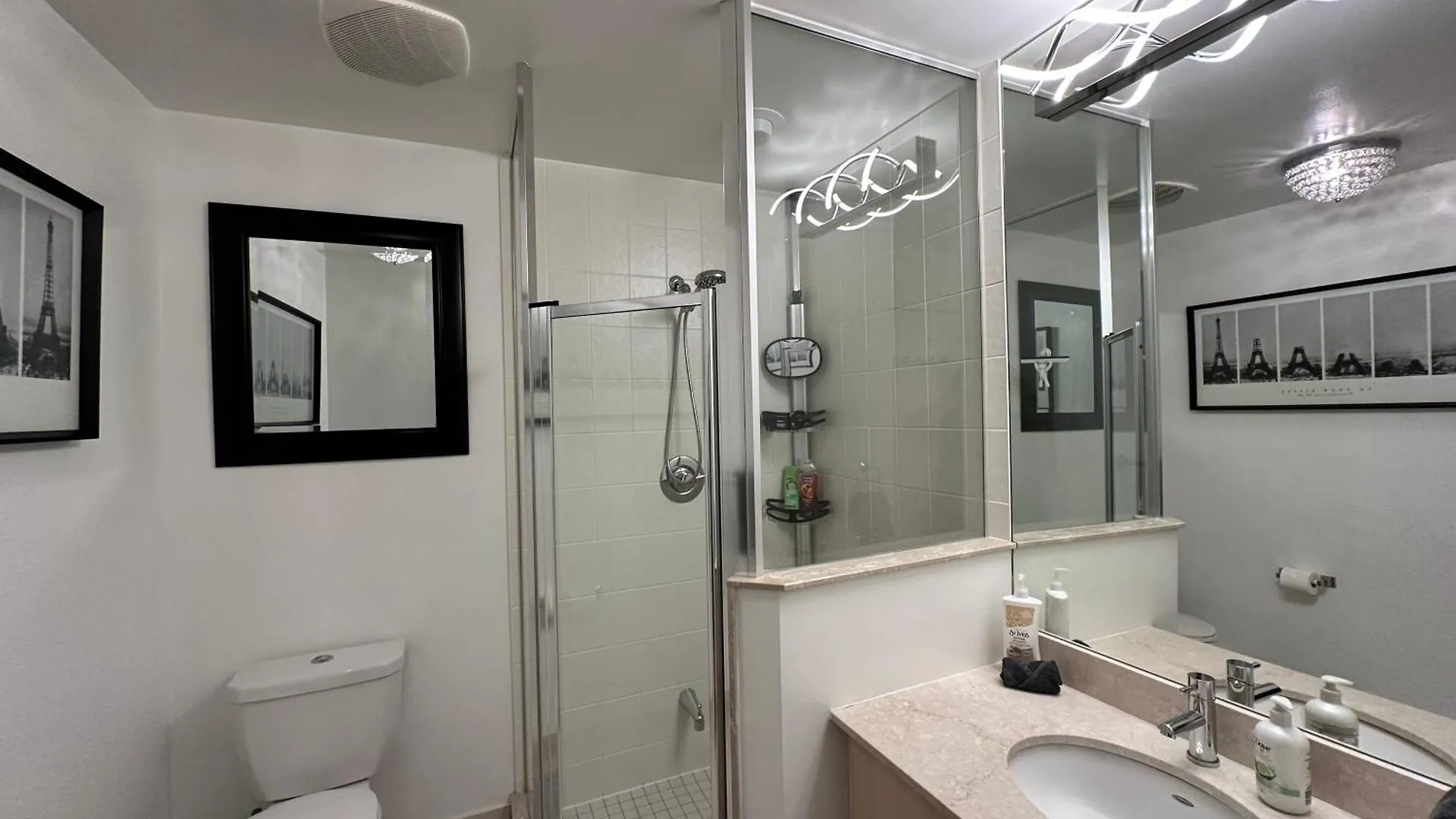 Appartement Newly Updated 2Br, 2Bath & Den In Downtown Toronto Beside Union Station & Scotia Bank Arena!